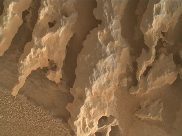 Sol 3641: Mars Hand Lens Imager (MAHLI)