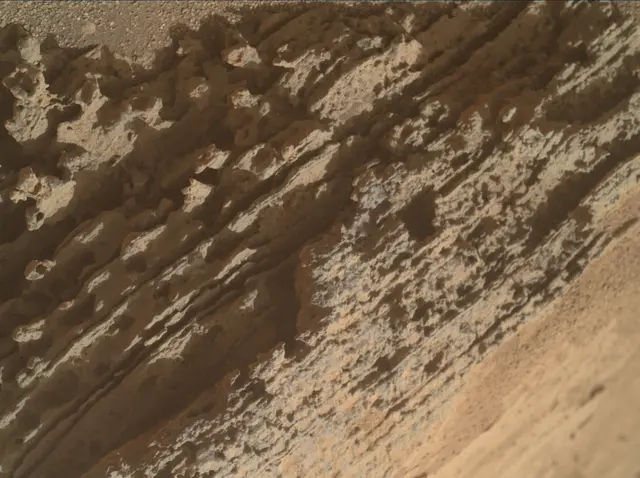 Sol 3689: Mars Hand Lens Imager (MAHLI)