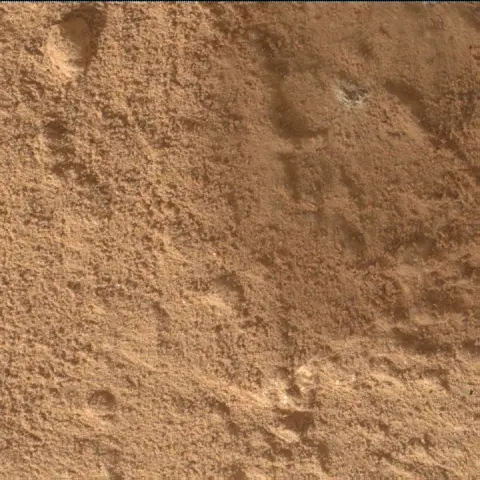 Sol 3712: Mars Hand Lens Imager (MAHLI)