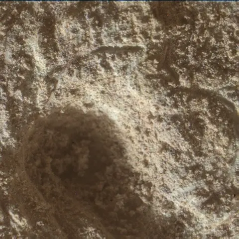 Sol 3712: Mars Hand Lens Imager (MAHLI)