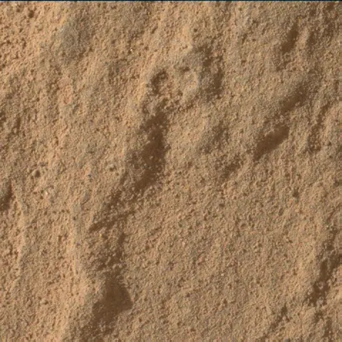Sol 3723: Mars Hand Lens Imager (MAHLI)