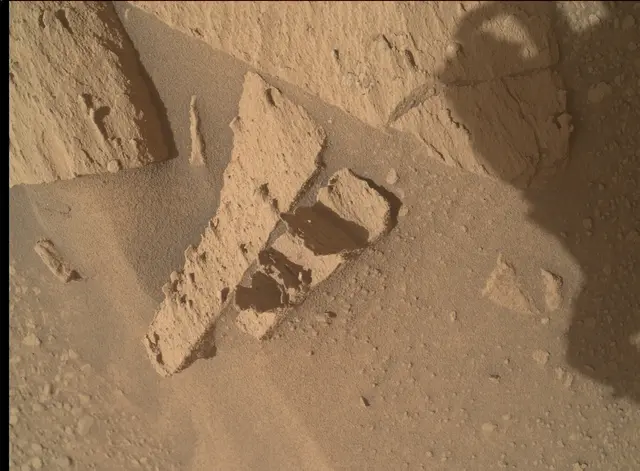 Sol 3800: Mars Hand Lens Imager (MAHLI)