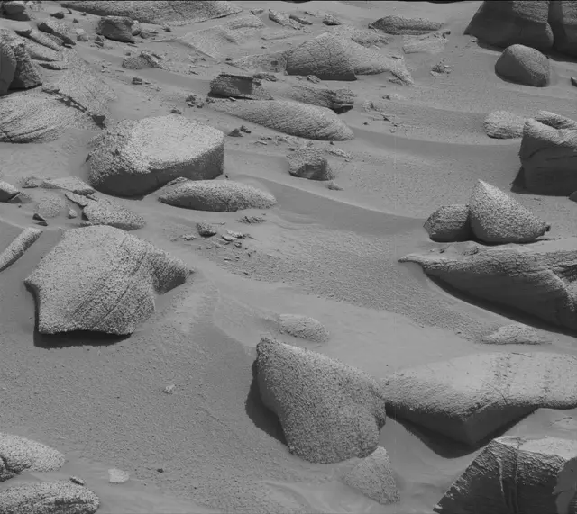 Sol 3843: Mast Camera (Mastcam)