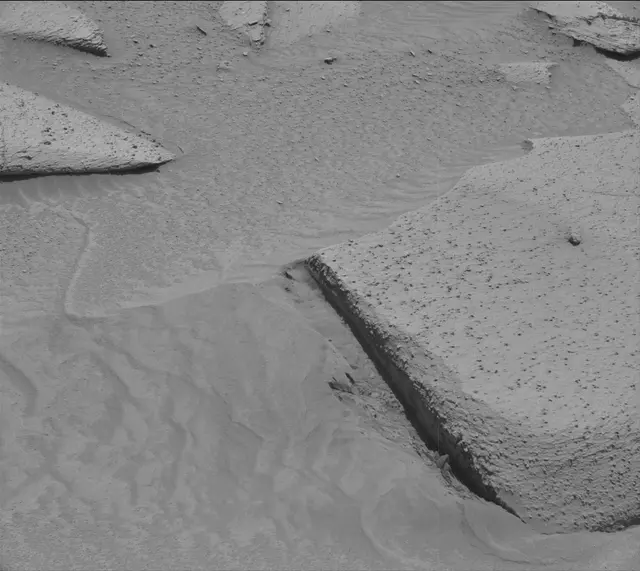 Sol 3843: Mast Camera (Mastcam)