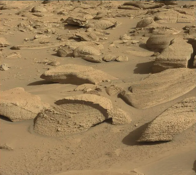 Sol 3843: Mast Camera (Mastcam)