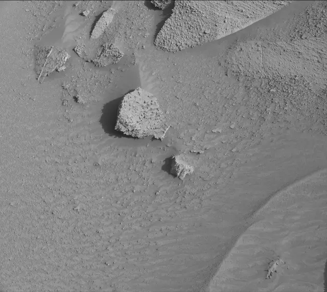 Sol 3843: Mast Camera (Mastcam)