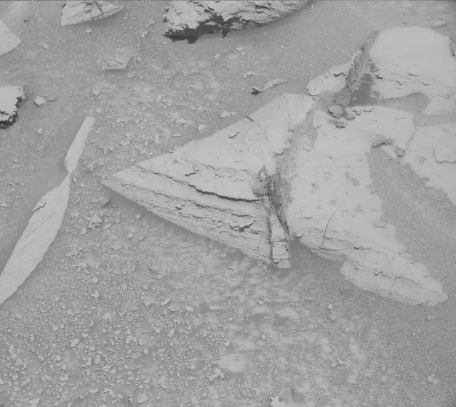 Sol 3873: Mast Camera (Mastcam)