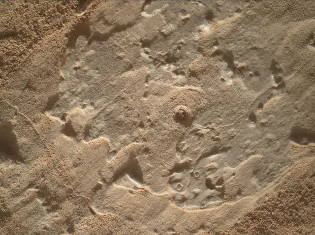 Sol 3895: Mars Hand Lens Imager (MAHLI)