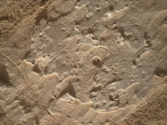 Sol 3895: Mars Hand Lens Imager (MAHLI)