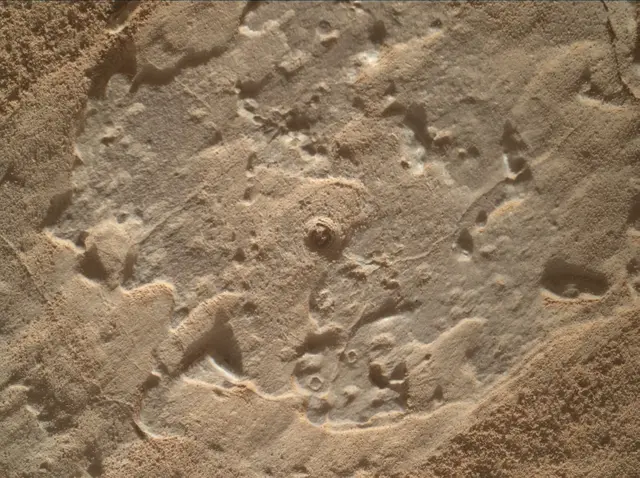 Sol 3895: Mars Hand Lens Imager (MAHLI)