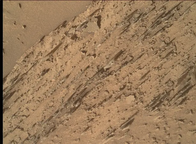Sol 3899: Mars Hand Lens Imager (MAHLI)
