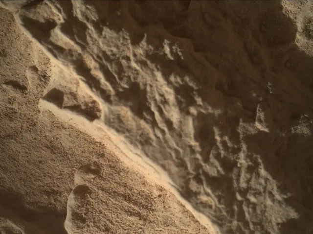 Sol 3907: Mars Hand Lens Imager (MAHLI)