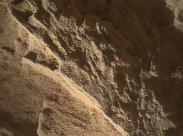 Sol 3907: Mars Hand Lens Imager (MAHLI)