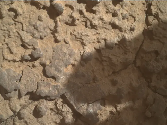 Sol 3912: Mars Hand Lens Imager (MAHLI)