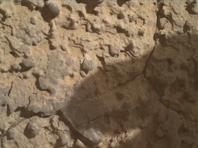 Sol 3912: Mars Hand Lens Imager (MAHLI)
