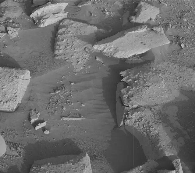Sol 3934: Mast Camera (Mastcam)