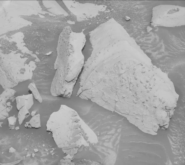 Sol 3938: Mast Camera (Mastcam)