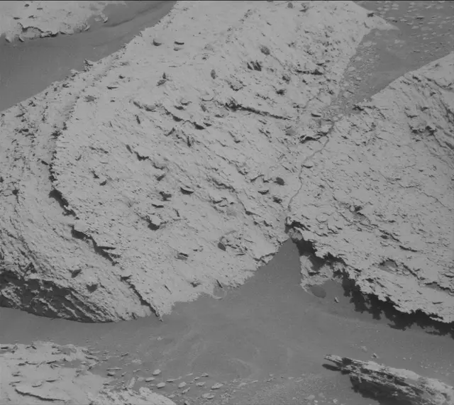 Sol 4001: Mast Camera (Mastcam)