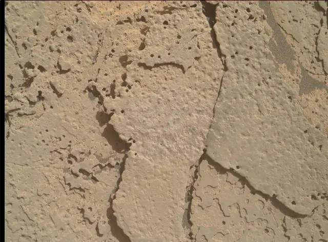 Sol 4035: Mars Hand Lens Imager (MAHLI)