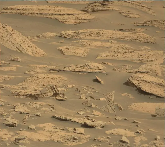Sol 4040: Mast Camera (Mastcam)